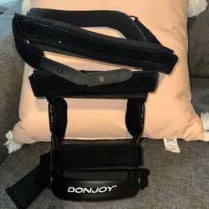 Donjoy Armor FourcePoint Left Knee Brace XXL with Suspension sleeve and Strap
